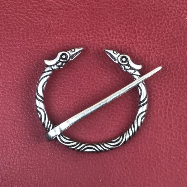 Ringfibel mit Vogelköpfen, silberfarben