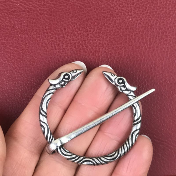 Ringfibel mit Vogelköpfen, silberfarben