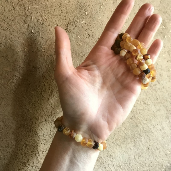 Armband Bernstein Rohperlen, bunt, auf Gummiband