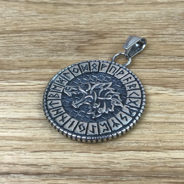 Amulett mit Wolf und Runen des Älteren Futharks, Edelstahl