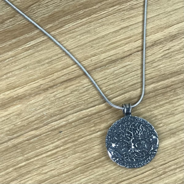 Amulett Weltenbaum mit Wölfen, Edelstahl