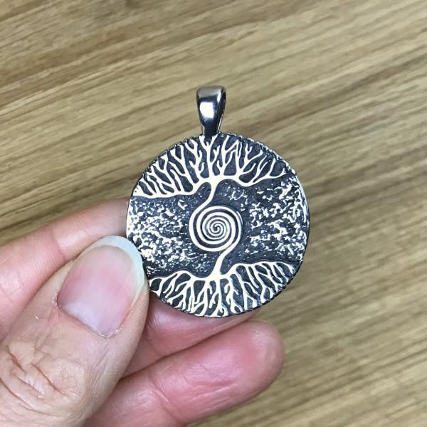 Weltenbaum-Amulett mit Spiralwirbel, Edelstahl