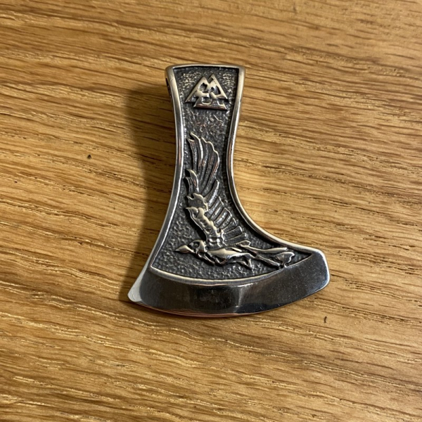 Bartaxt-Amulett mit Wolf, Rabe und Walknot, Edelstahl