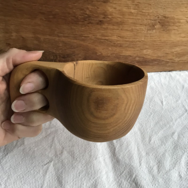 Holztasse mit gelochtem Griff, groß