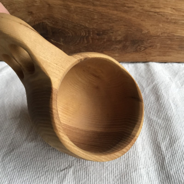 Holztasse mit gelochtem Griff, groß