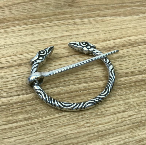 Ringfibel mit Vogelköpfen, silberfarben