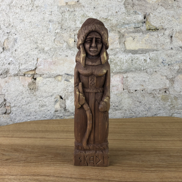 Skadi, 23cm Götterfigur handgeschnitzt aus Lindenholz, Unikat