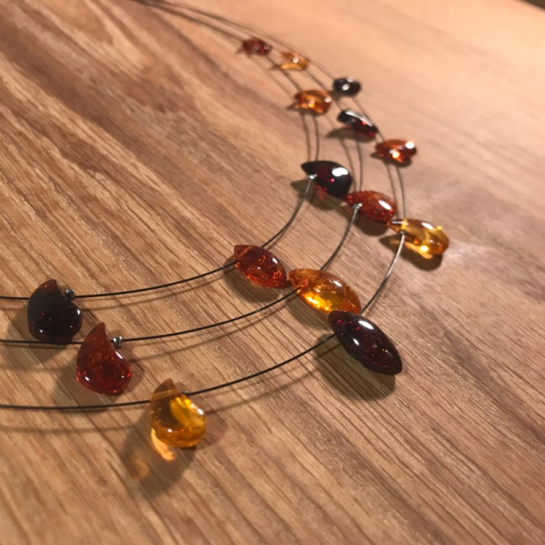 Bernsteinkette "Blizgesys", geschliffene Steinchen auf Draht, kurz, ca. 42 cm