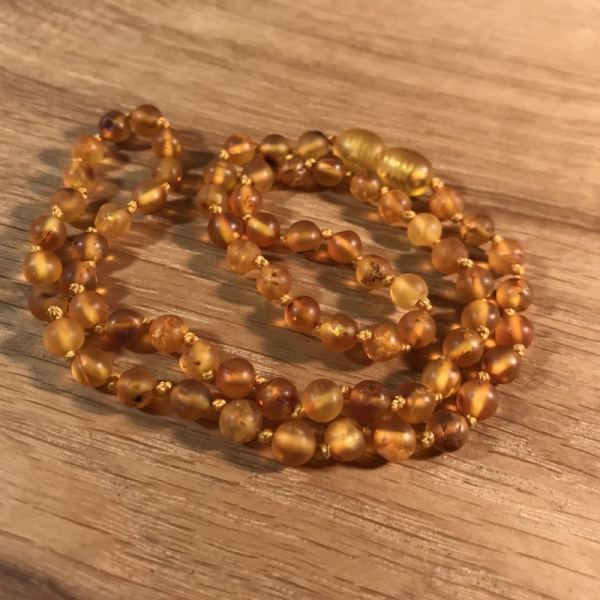 Bernsteinkette kurz, kleine Perlen, mattiert-honighell, ca. 45 cm
