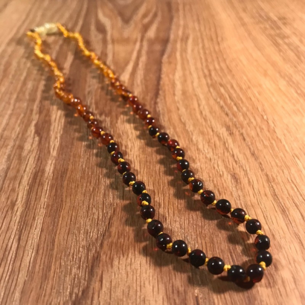 Bernsteinkette kurz, kleine Perlen, farbverlaufend, ca. 45 cm