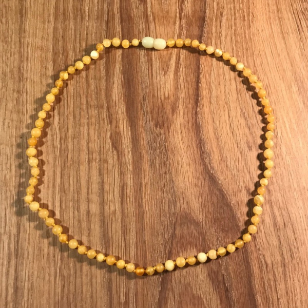 Bernsteinkette kurz, kleine Perlen, mattiert-hell, ca. 45 cm
