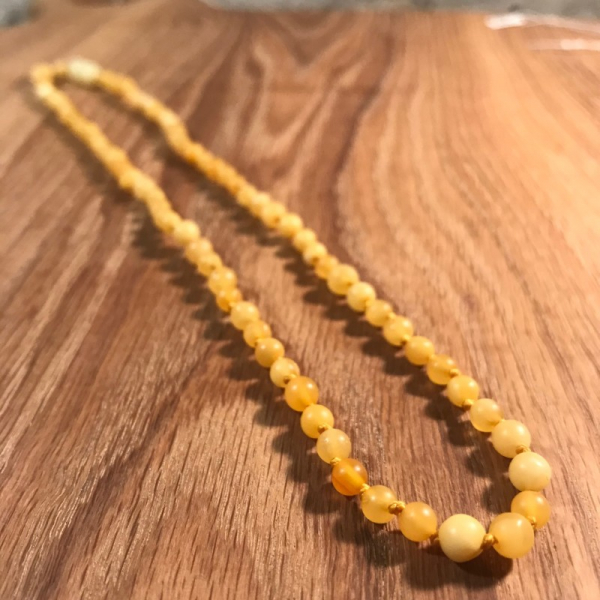 Bernsteinkette kurz, kleine Perlen, mattiert-hell, ca. 45 cm