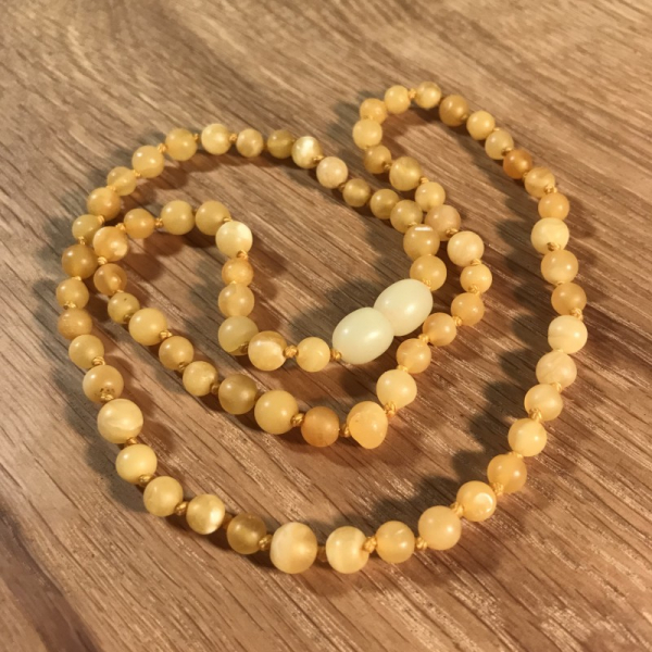 Bernsteinkette kurz, kleine Perlen, mattiert-hell, ca. 45 cm
